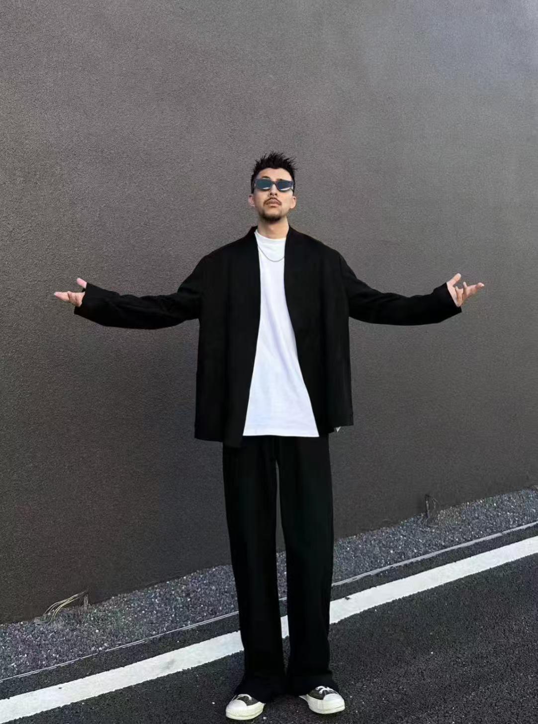 秋日男生穿搭干净利落